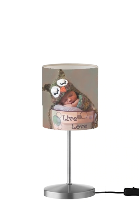 Painting Baby With Owl Cap in a Teacup für Tisch- / Nachttischlampe